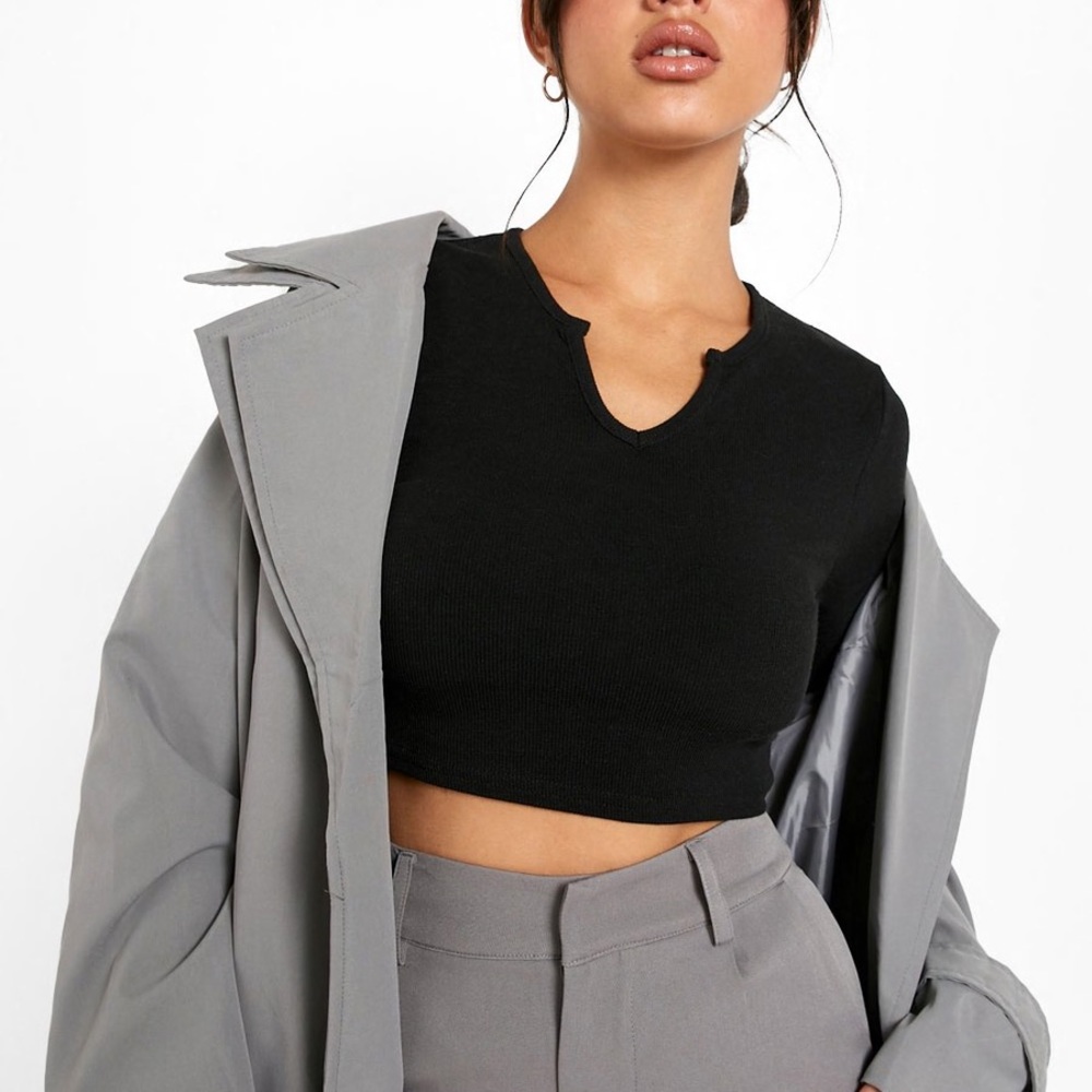 Boohoo Ribbed Notch Neck Crop Top - Picture 3 of 5